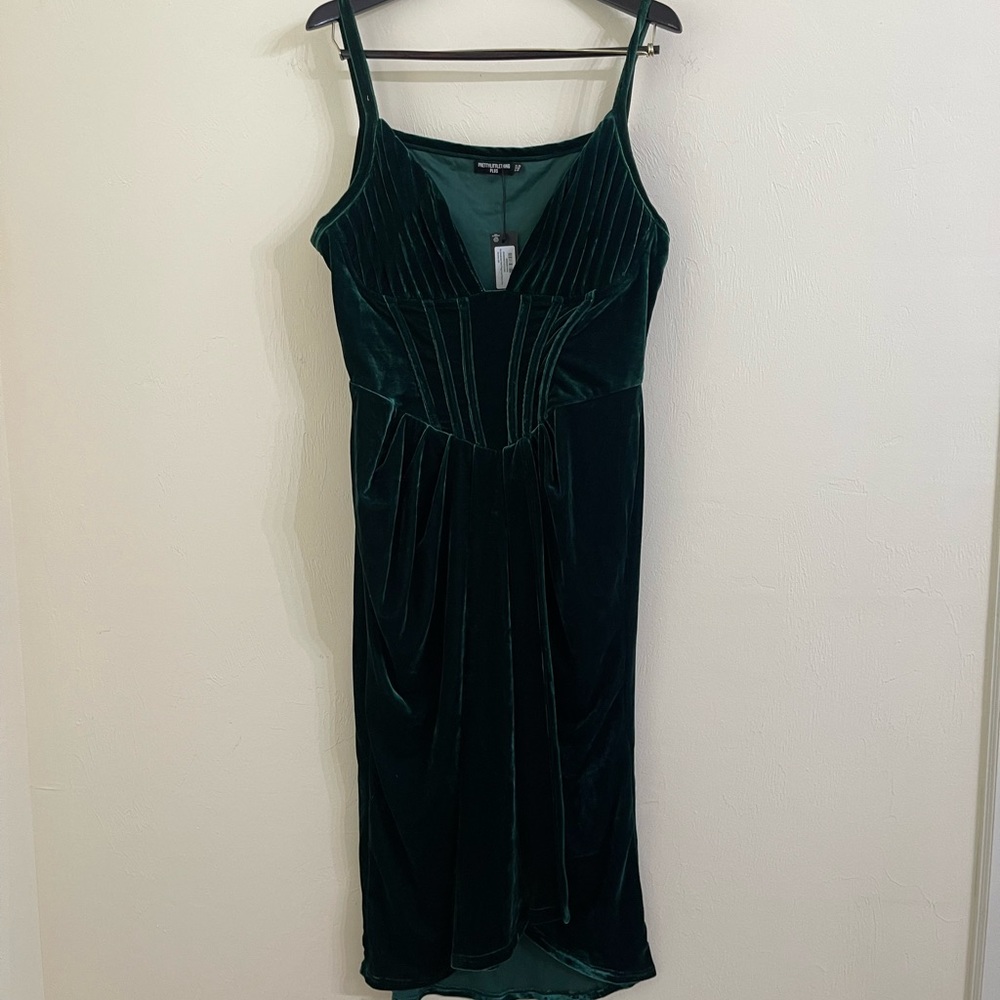 *NEVER WORN W TAGS* Pretty Little Thing Emerald Green Dress (plus size)